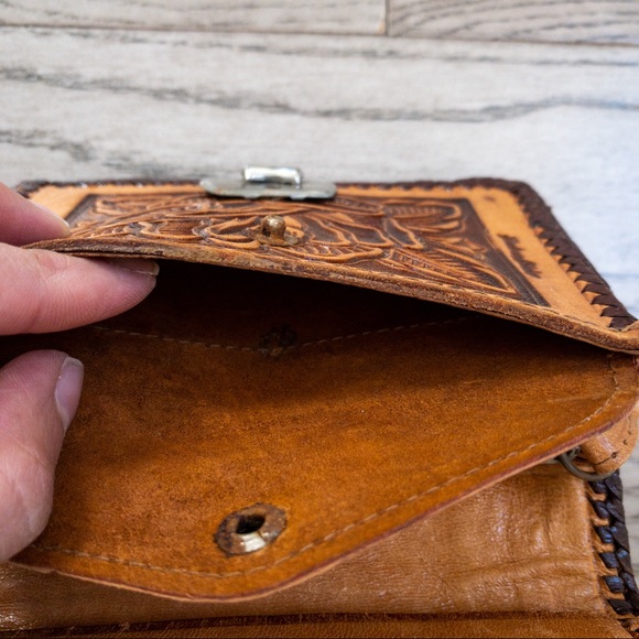 *SOLD* vintage 70s leather rose embossed wallet - Picture 6 of 7